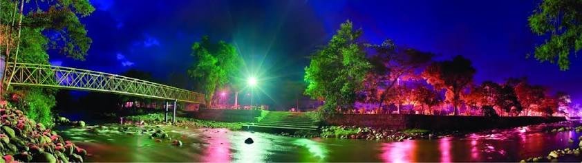 Malecón turístico de Acacías iluminado al anochecer