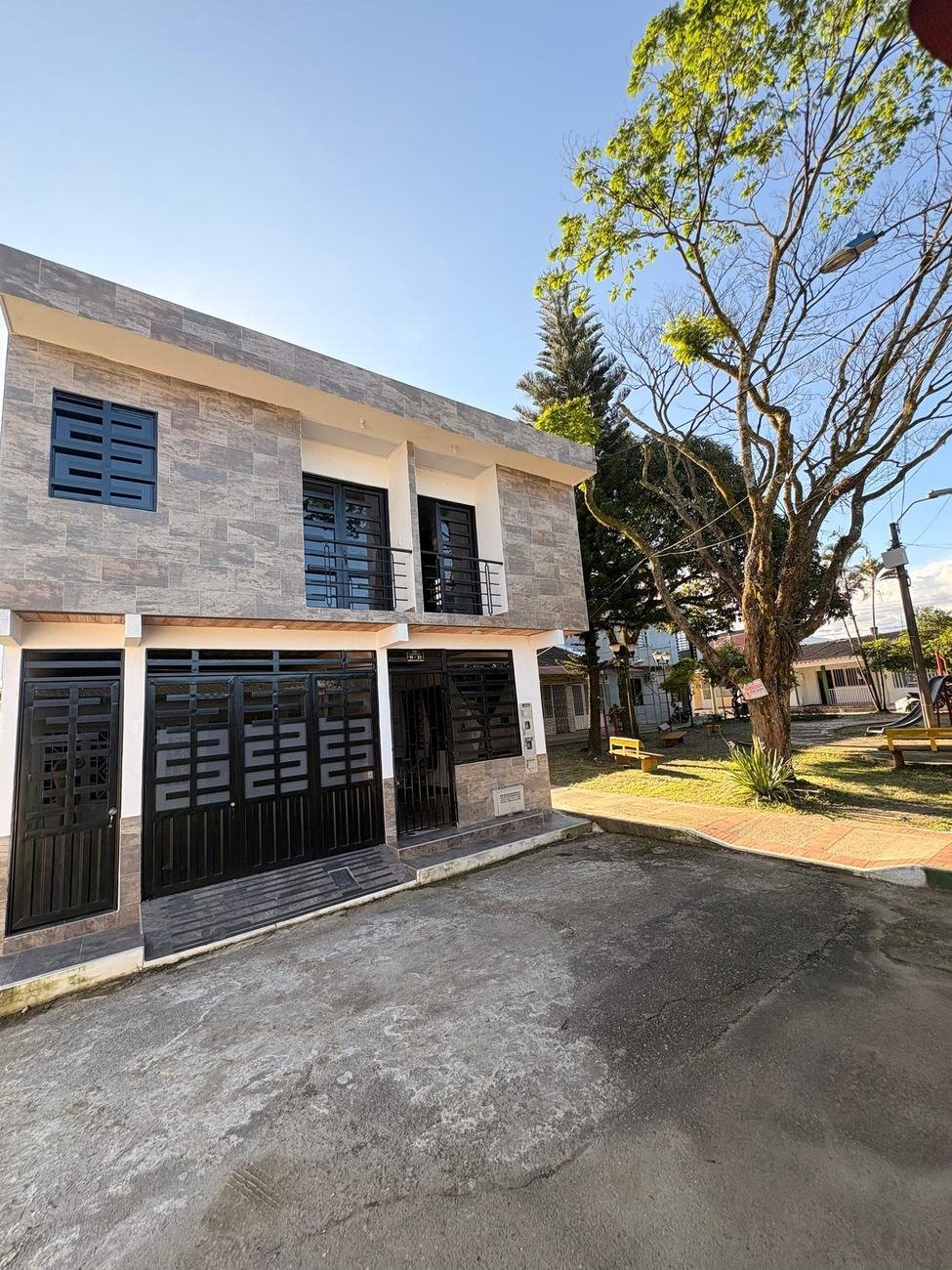 Fachada de Floral Home Acacías, en la Carrera 28A del barrio Las Acacias