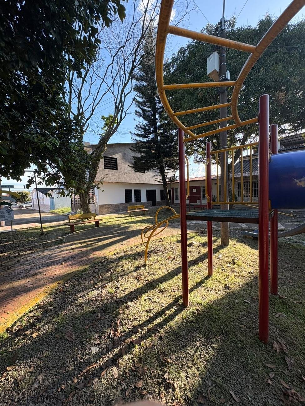 El parque infantil con la casa de Floral Home al fondo